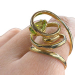 Load image into Gallery viewer, gold ring with peridot