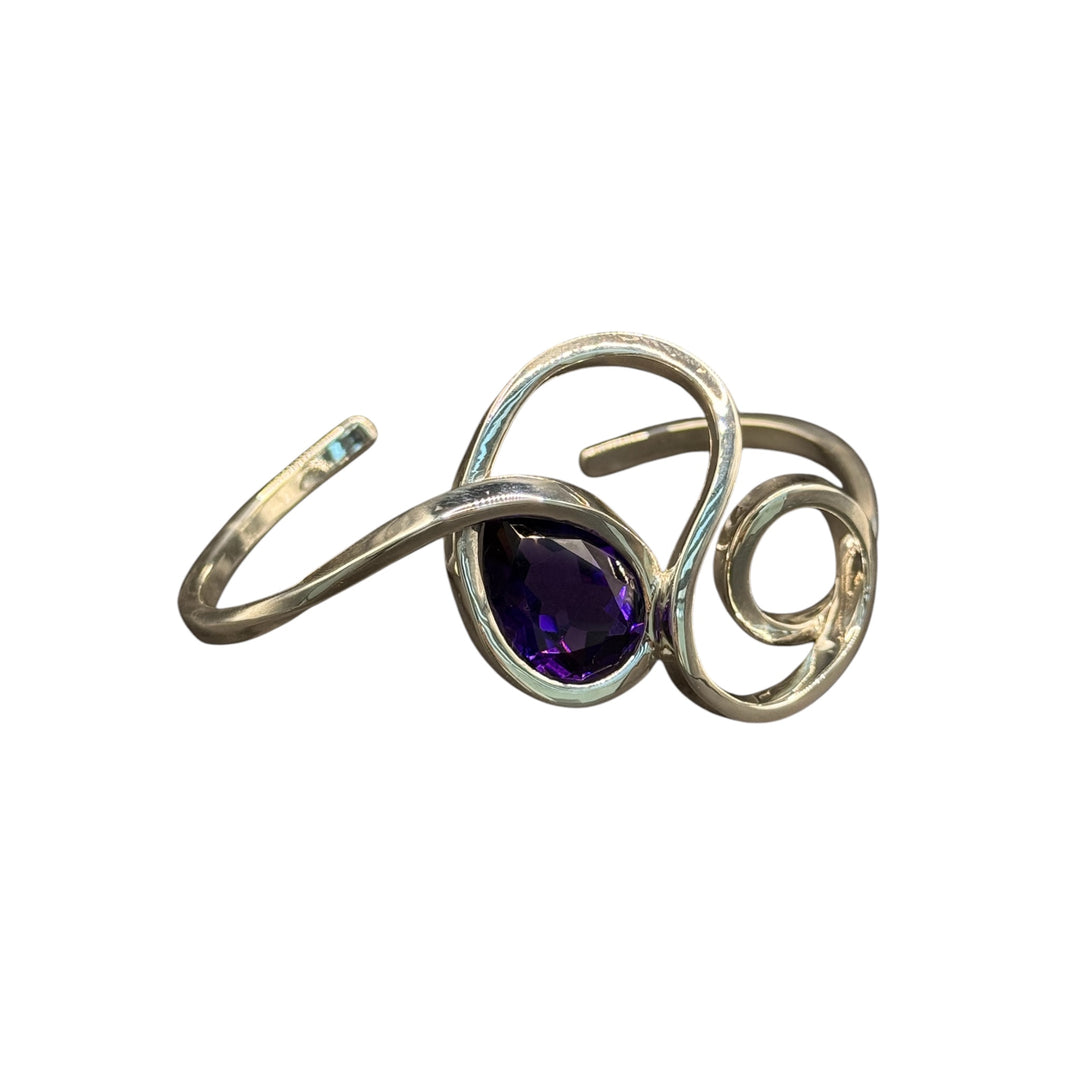Silver bracelet with amethyst stone
