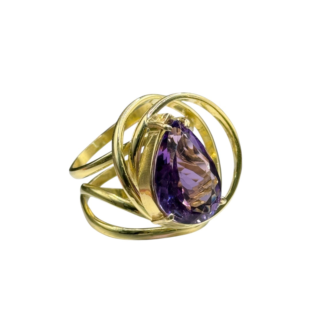 gold ring with amethyst stone